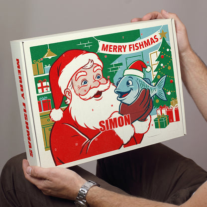 Mann hält Adventskalender für Angler mit Name Simon, Weihnachtsmann und Fisch Motiv