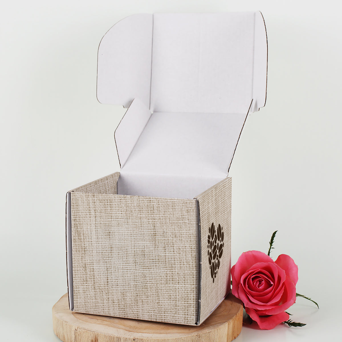 Geöffnete Geschenkbox mit rundem Innenraum, ideal für Tassen – Außenseite mit Kaffeethema bedruckt.