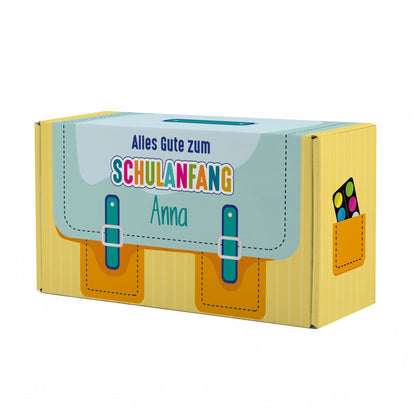 Mittlere gelbe Geschenkverpackung zur Einschulung im Schulranzen-Design mit Name personalisiert