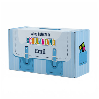Mittlere blaue Geschenkverpackung zur Einschulung im Schulranzen-Design mit Name personalisiert