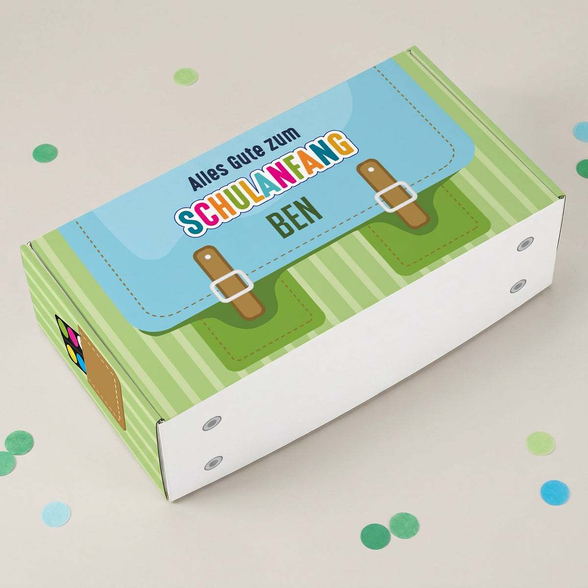 Mittlere liegende grüne Geschenkbox zur Einschulung mit Name bedruckt 