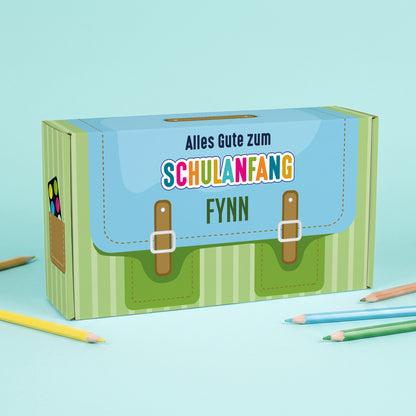 Mittlere grüne Geschenkbox zur Einschulung im Schulranzen-Design mit Name