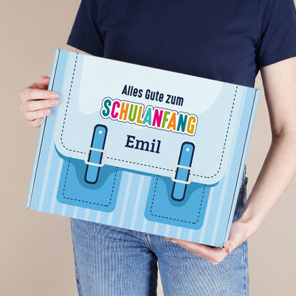 Großer personalisierter Geschenkkarton zur Einschulung in Blau mit Schulranzen-Motiv und Name