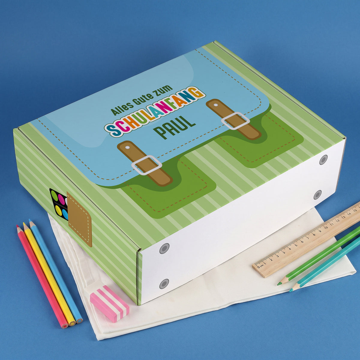Große grüne Pappbox zur Aufbewahrung im Schulranzen-Design mit Wunschname