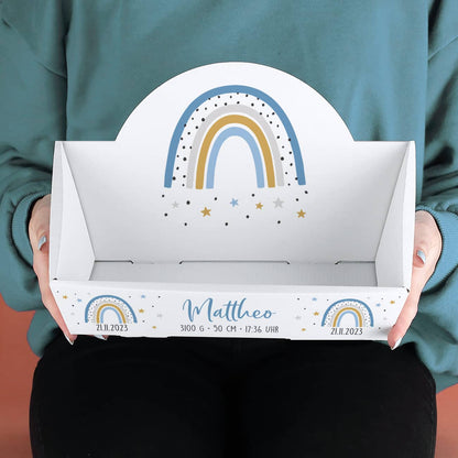 Geschenkkorb zur Geburt mit Regenbogen in Blau als Motiv & mit Personalisierung