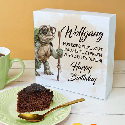 Geschenkbox mit Schildkrötenmotiv, Spruch und Name – daneben Schokokuchen