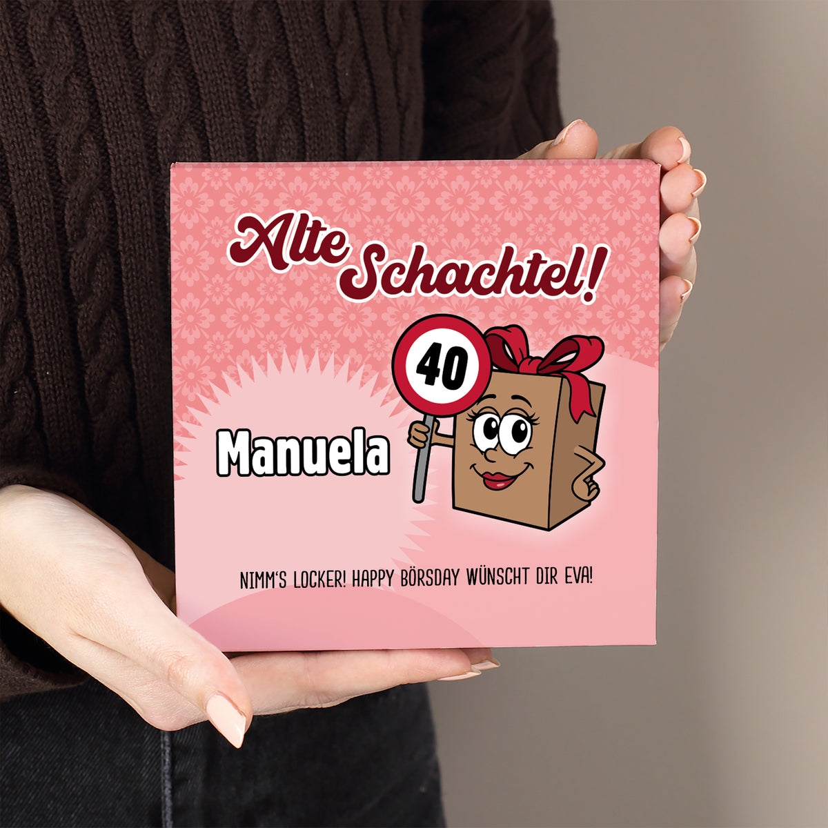 Personalisierte Lindt Pralinenschachtel Alte Schachtel mit Name Manuela und Alter 40 in der Hand