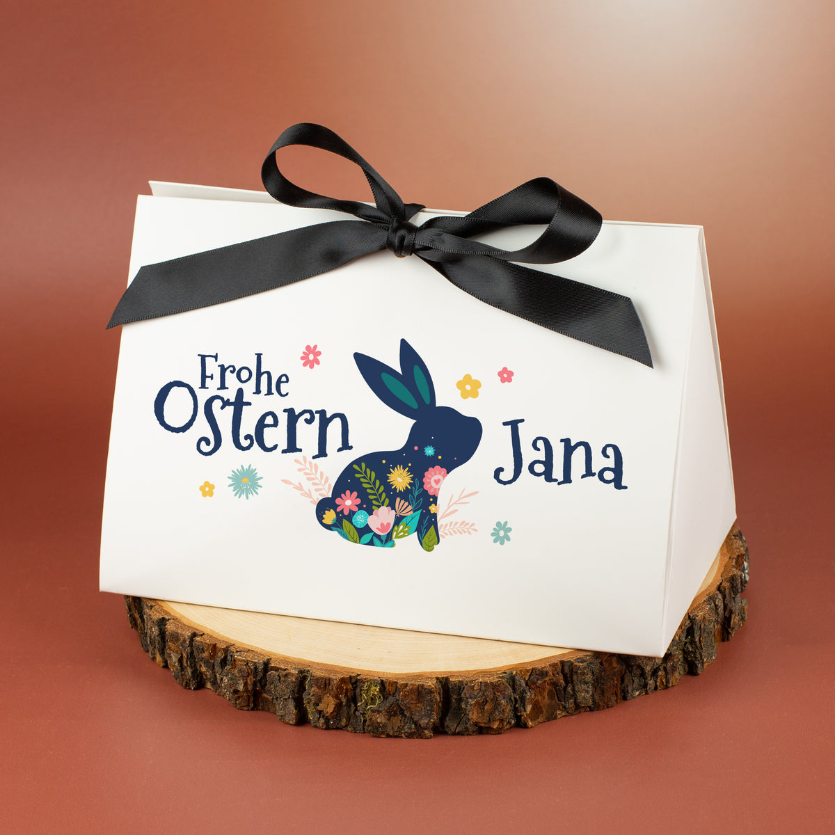 Personalisierte Oster-Geschenkbox mit Hasenmotiv und Name Jana, verschlossen mit schwarzem Band