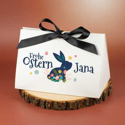 Personalisierte Oster-Geschenkbox mit Hasenmotiv und Name Jana, verschlossen mit schwarzem Band