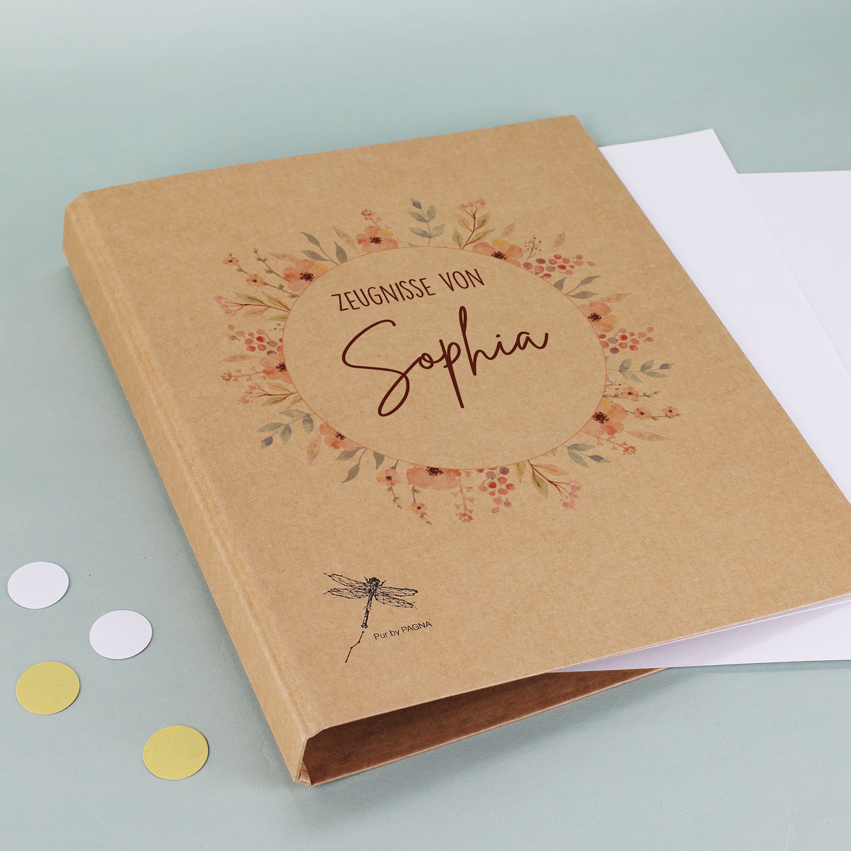 Detailansicht des floralen Blumenkranz-Motivs mit Namensaufdruck