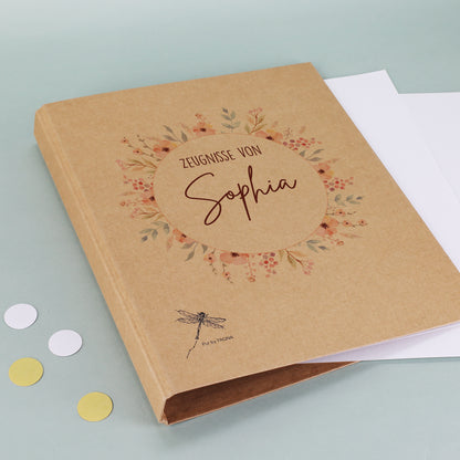 Detailansicht des floralen Blumenkranz-Motivs mit Namensaufdruck