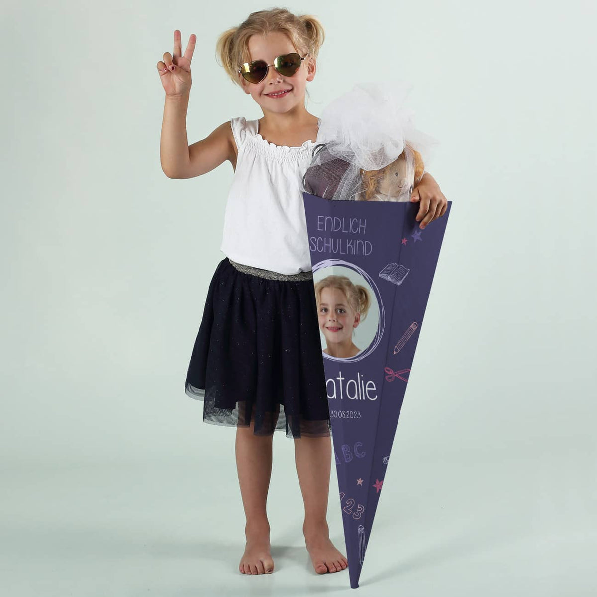 Schultüte in Fliedertönen mit Foto, Name, Datum und Endlich Schulkind-Motiv
