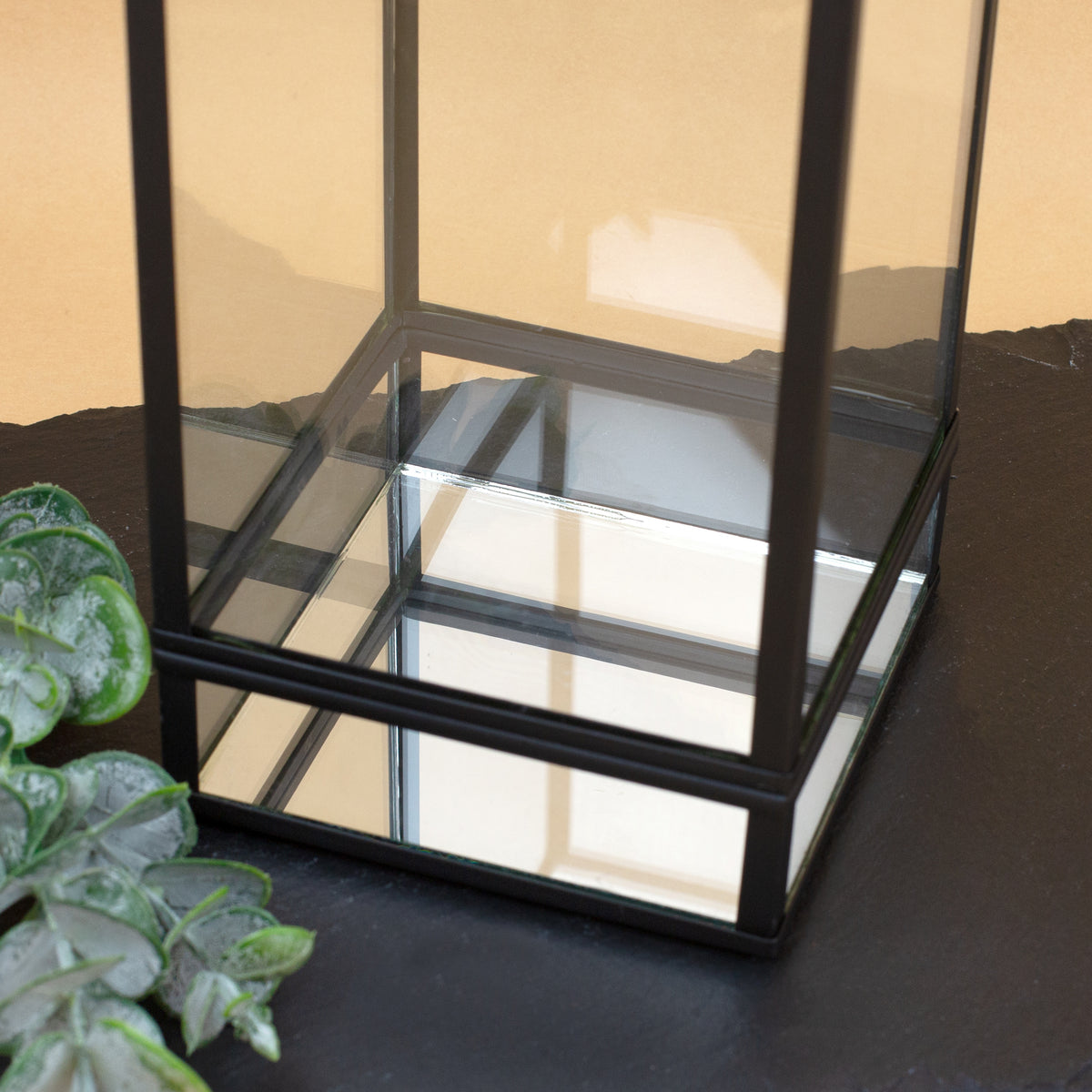 Detailansicht Trauer-Windlicht mit Spiegelboden und schwarzem Metallrahmen
