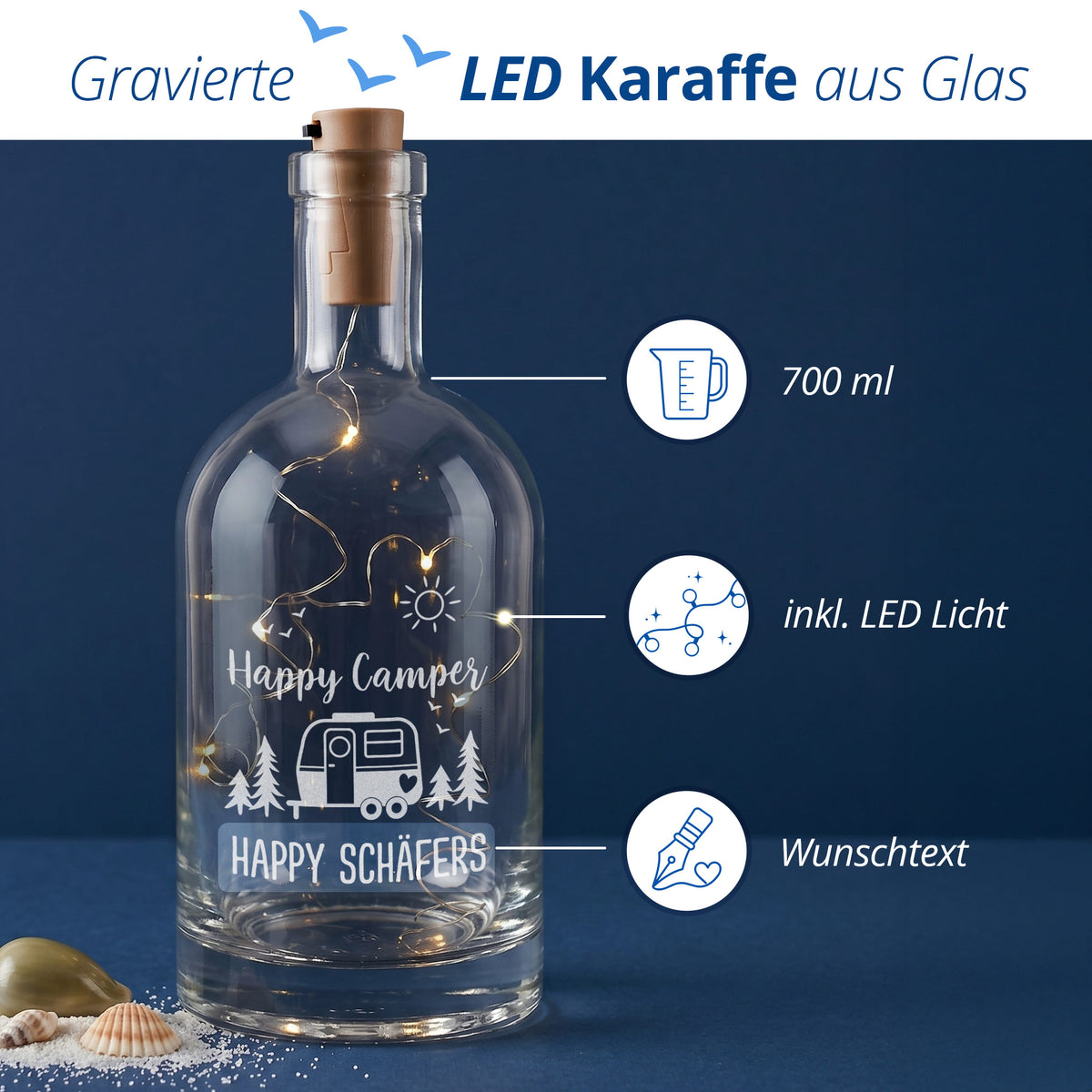 Gravierte LED-Karaffe aus Glas mit Happy Camper Motiv, 700 ml Volumen, LED-Licht und Wunschtext
