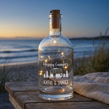 Personalisierte LED-Karaffe Happy Camper mit Wunschtext Kathi & Daniel am Strand bei Sonnenuntergang