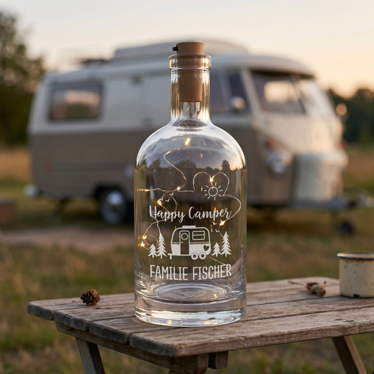 Personalisierte Camping LED-Karaffe mit Wohnwagen-Motiv und Wunschtext Familie Fischer vor Wohnmobil