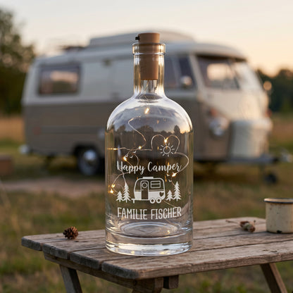 Personalisierte Camping LED-Karaffe mit Wohnwagen-Motiv und Wunschtext Familie Fischer vor Wohnmobil