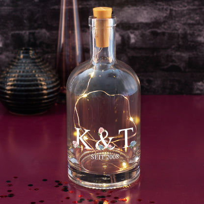 Karaffe mit LED-Licht und floralen Initialen K & T, Aufdruck „SEIT 2008“ auf rotem Untergrund