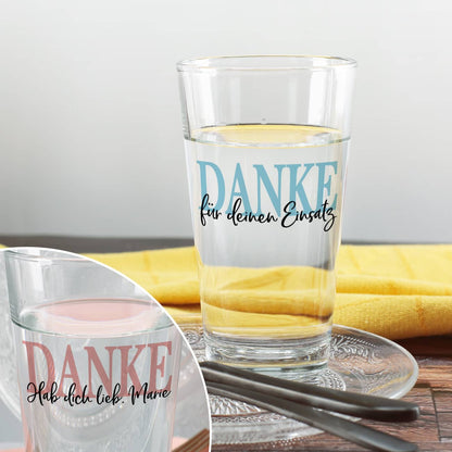 Trinkglas in Blau oder Rosa zur Auswahl