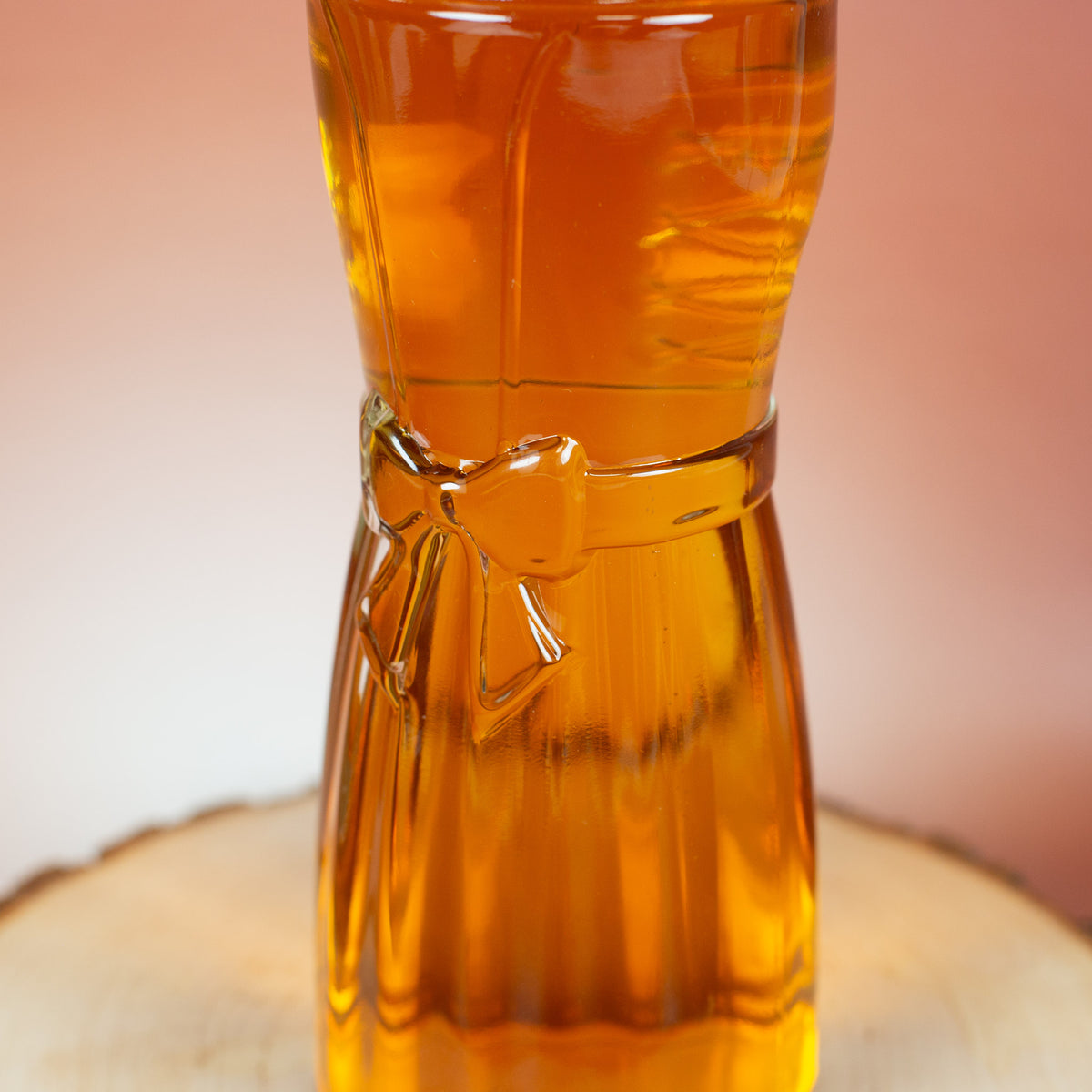 Detailaufnahme Rückseite Bierglas mit Dirndl-Schleife aus Glas geformt