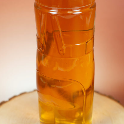 Detailansicht vom Bierglas im Lederhosen-Look, Rückseite mit Hosenträger-Muster in Glasstruktur