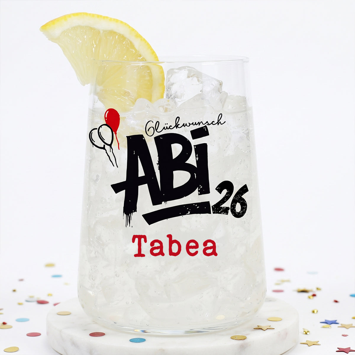 Personalisiertes Trinkglas zum Abi 2026 mit Name und Zitronendrink auf hellem Hintergrund