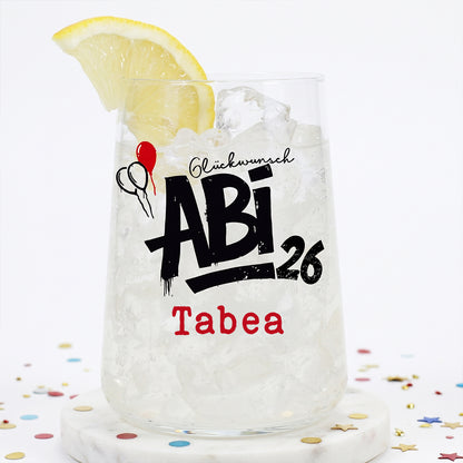Personalisiertes Trinkglas zum Abi 2026 mit Name und Zitronendrink auf hellem Hintergrund