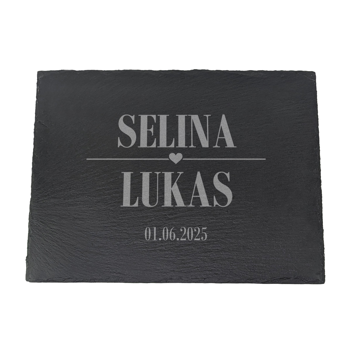Schieferplatte mit Gravur „SELINA ♥ LUKAS“ und Datum 01.06.2025, freigestellt auf weißem Hintergrund