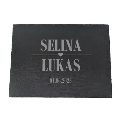 Schieferplatte mit Gravur „SELINA ♥ LUKAS“ und Datum 01.06.2025, freigestellt auf weißem Hintergrund