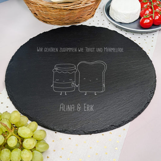 Personalisierte Schieferplatte mit Toast-und-Marmelade-Motiv, Gravur mit Spruch und zwei Namen, dekoriert mit Weintrauben und Käse