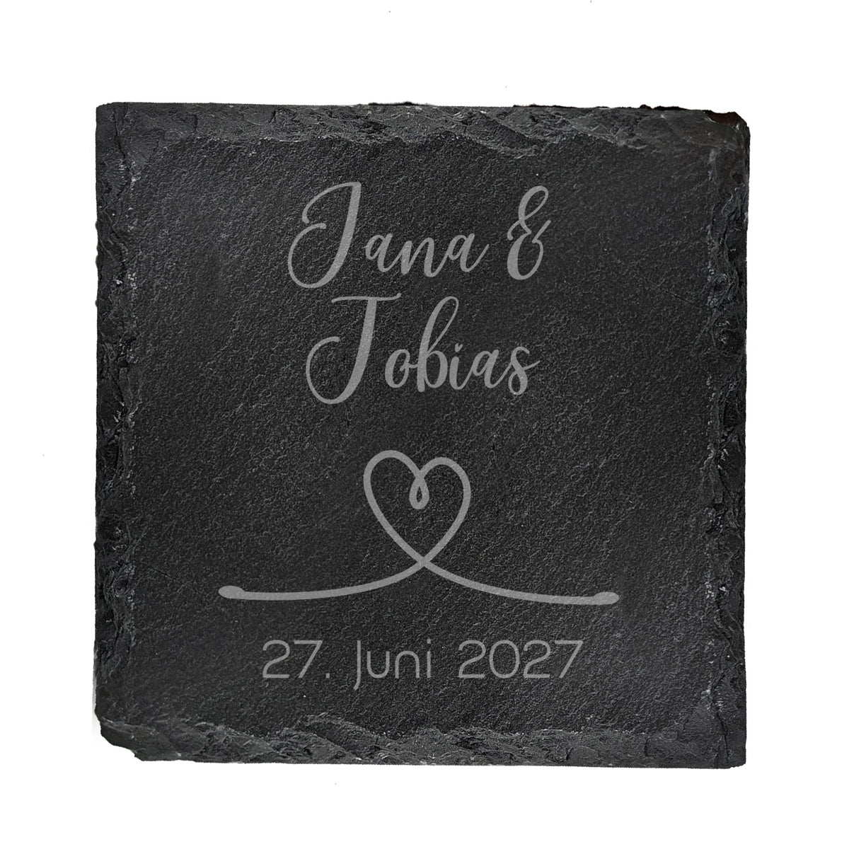 Quadratischer Schiefer-Untersetzer mit Gravur der Namen "Jana & Tobias" und Datum, Herzlinien-Motiv