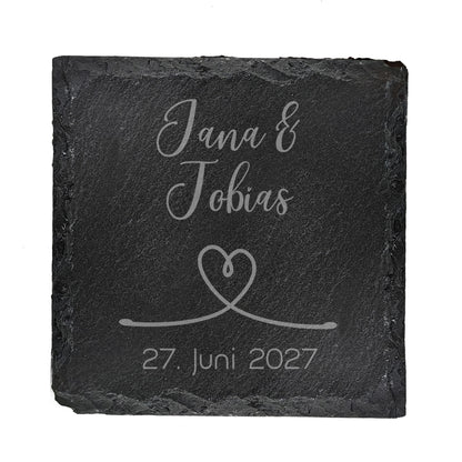 Quadratischer Schiefer-Untersetzer mit Gravur der Namen "Jana & Tobias" und Datum, Herzlinien-Motiv