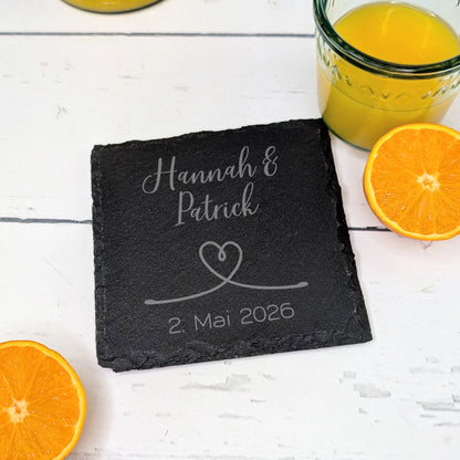 Personalisierter Schiefer-Untersetzer mit Namen "Hannah & Patrick" und Hochzeitsdatum – Deko mit Orangen und Saftglas