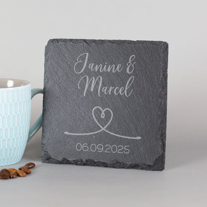 Personalisierter Schiefer-Untersetzer mit Namen und Hochzeitsdatum – angelehnt neben Tasse und Kaffeebohnen