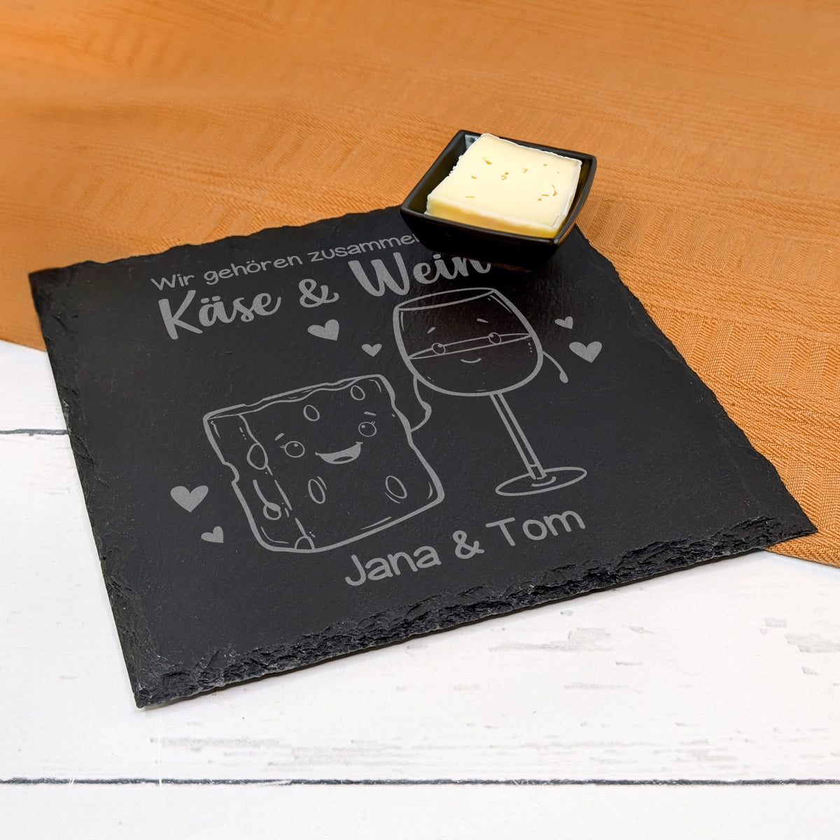 Servierplatte aus Schiefer mit graviertem Motiv „Käse & Wein“ und Spruch