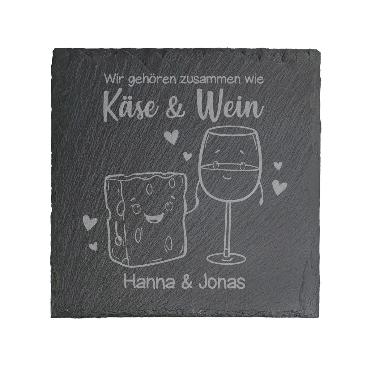 Freigestelltes Bild der Schieferplatte mit graviertem „Käse und Wein“-Motiv und zwei personalisierten Namen auf weißem Hintergrund