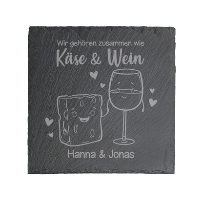 Freigestelltes Bild der Schieferplatte mit graviertem „Käse und Wein“-Motiv und zwei personalisierten Namen auf weißem Hintergrund