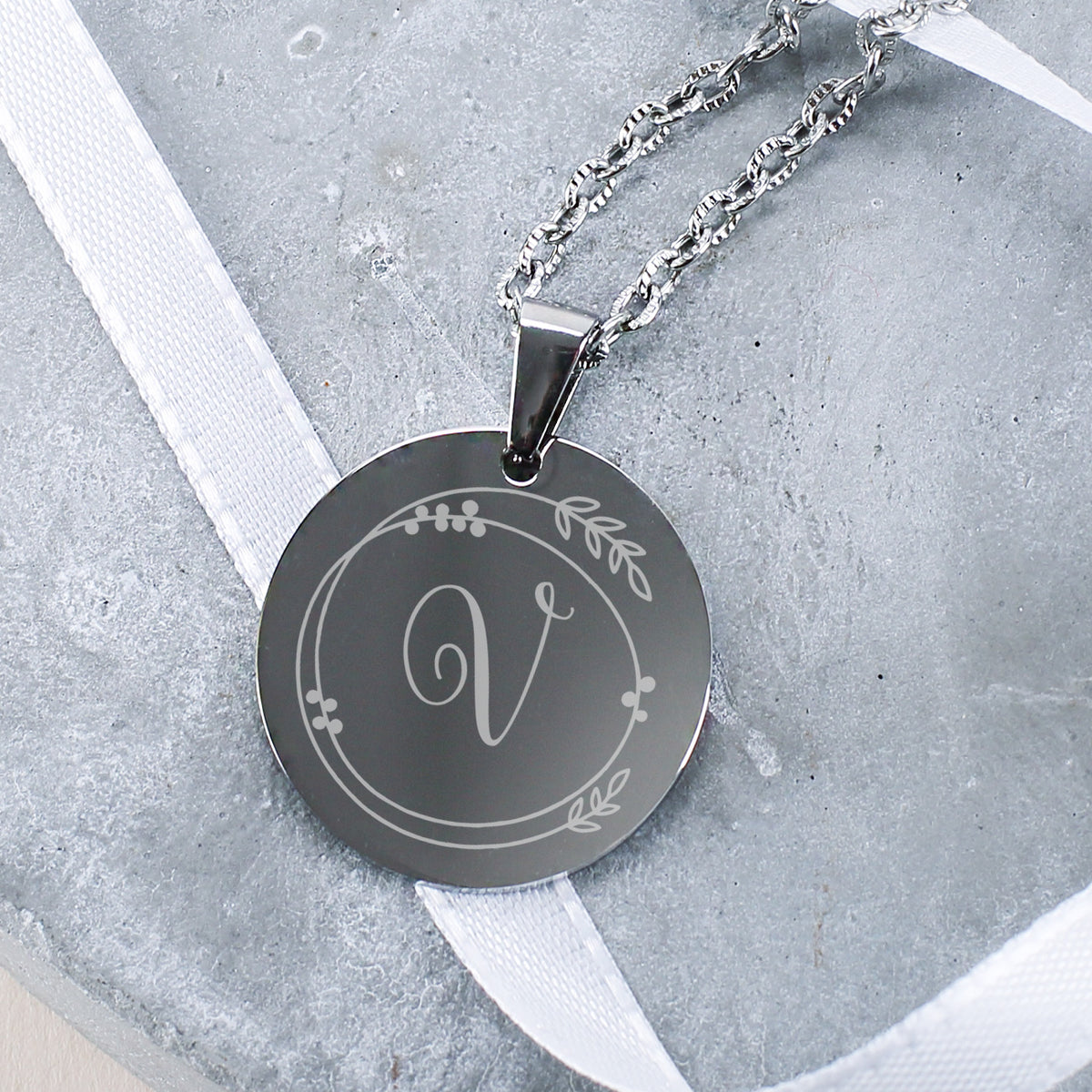 Kette mit Gravur der Initiale & Ornament - in Silber