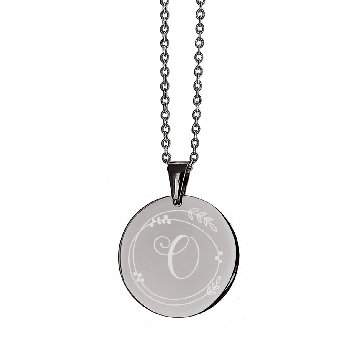 Kette mit Gravur der Initiale & Ornament in Silber freigestellt auf weißem Hintergrund