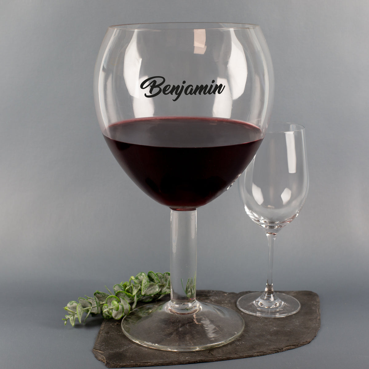 Großes 3-Liter Weinglas mit Namensgravur Benjamin, gefüllt mit Rotwein