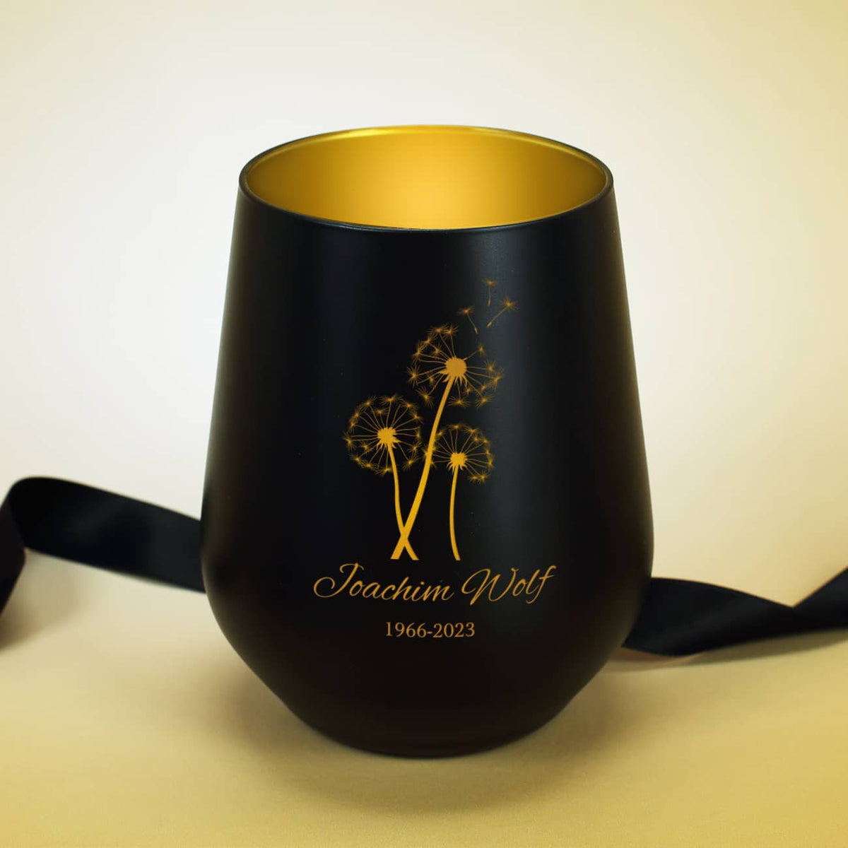 Schwarz-Gold gravierter Kerzenbecher mit Pusteblumen und Name als Andenken an einen geliebten Menschen