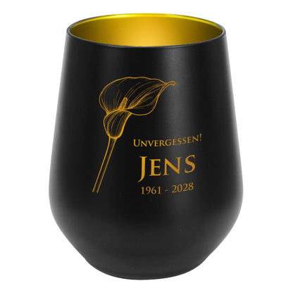 Schwarzes Windlicht mit Calla-Motiv, graviert mit "Unvergessen! Jens 1961–2028", freigestellt auf Weiß