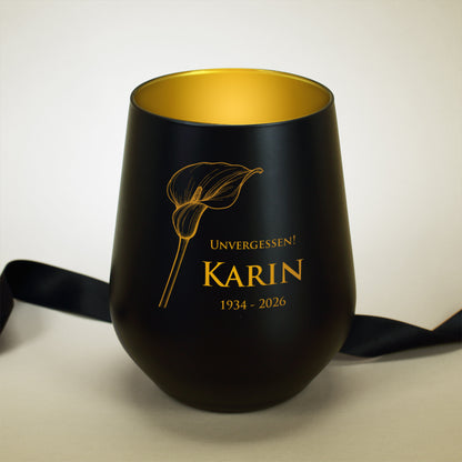 Schwarzes Windlicht mit Calla-Motiv, graviert mit "Unvergessen! Karin 1934–2026", goldfarbene Innenseite