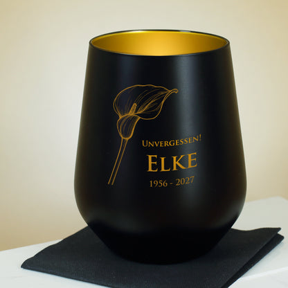 Schwarzes Windlicht mit Calla-Motiv, graviert mit "Unvergessen! Elke 1956–2027", auf schwarzer Unterlage