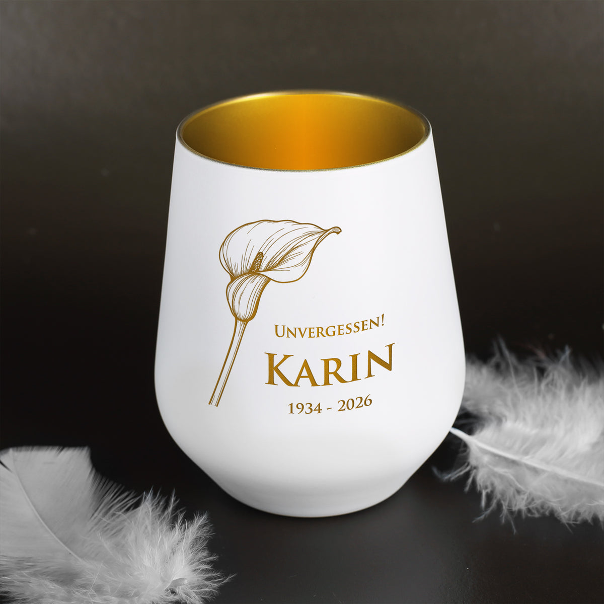Weißes Windlicht mit Calla-Motiv, graviert mit "Unvergessen! Karin 1934–2026", goldfarbene Innenseite