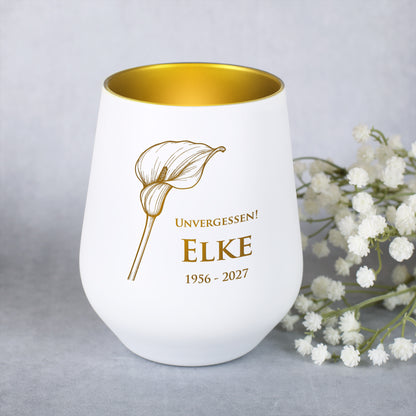Weißes Windlicht mit Calla-Motiv, graviert mit "Unvergessen! Elke 1956–2027", mit weißen Blumen dekoriert