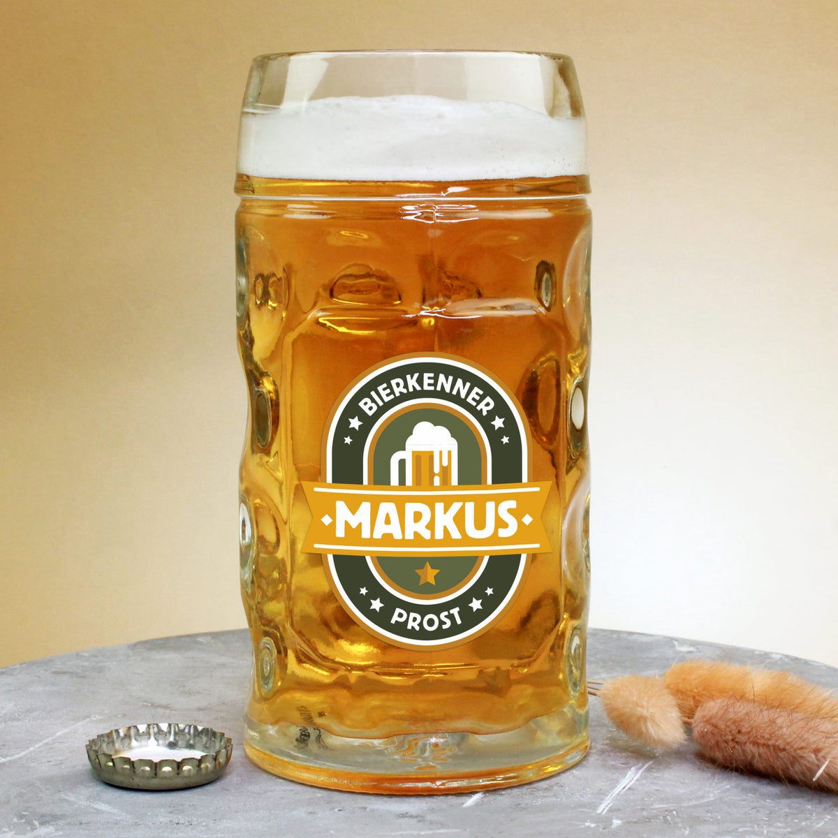 Detailansicht des 0,5 l Bierseidels – Fokus auf dem Namensbereich des Aufdrucks, darunter das Wort „Prost“