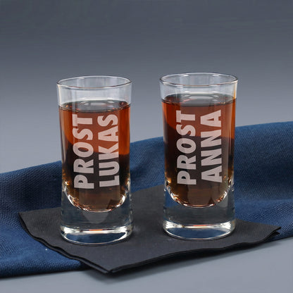 Prost mit einem gravierten Schnapsglas mit Namen