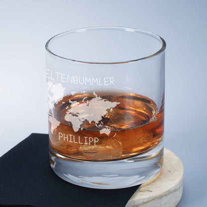 Whiskeyglas mit Weltenbummler Motiv und Namensgravur
