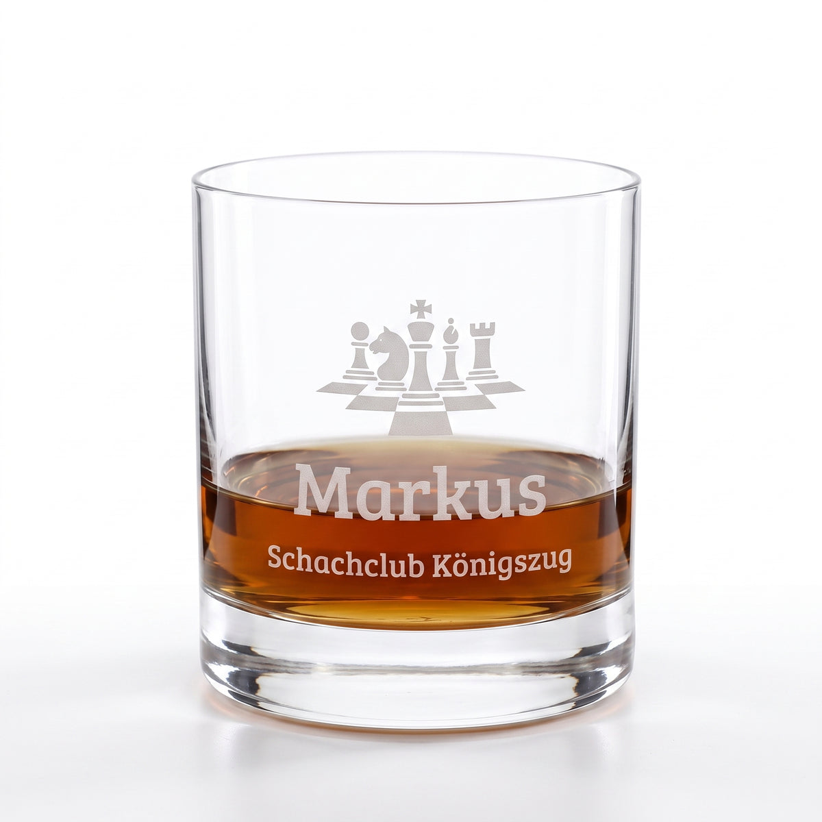 Freigestelltes Whiskeyglas mit Schach-Gravur, Name Markus und Wunschtext Schachclub Königszug